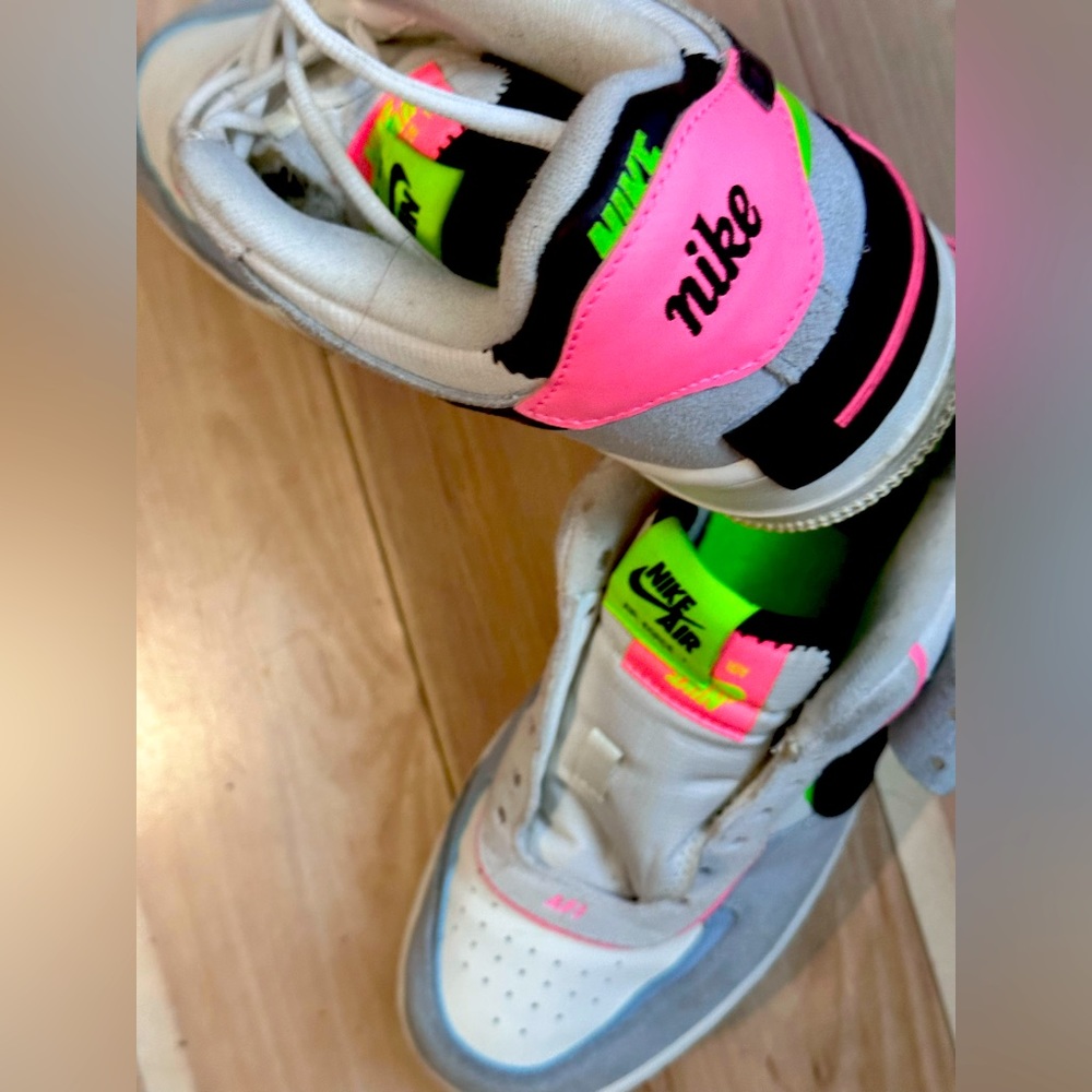 Air Force one size 9 missing shoelace